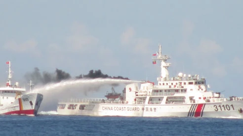 Tường trình từ Hoàng Sa ngày 12-5: Tàu TQ hung hăng tấn công vòi rồng, tàu VN mưu trí đáp trả thích đáng ảnh 1